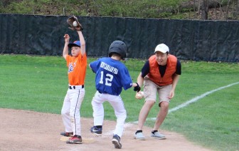 Connor Lytle of the Mets makes a great catch at first.