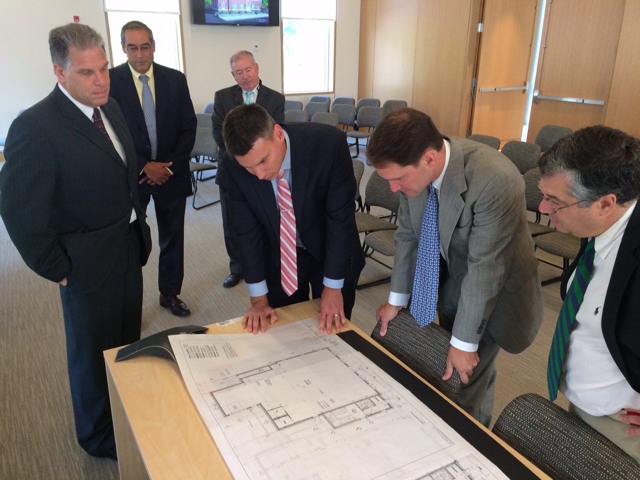 ‘A Home Run for All of Us’ Himes, Mallozzi Meet with New Canaan Post